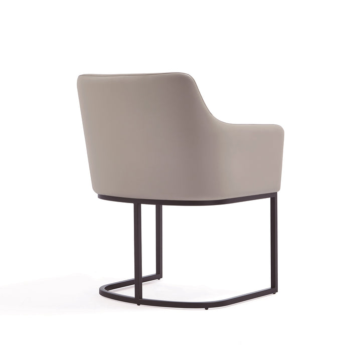 Chaise de salle à manger à accoudoirs moderne Serena de Manhattan Comfort revêtue de similicuir avec pattes en acier - gris clair