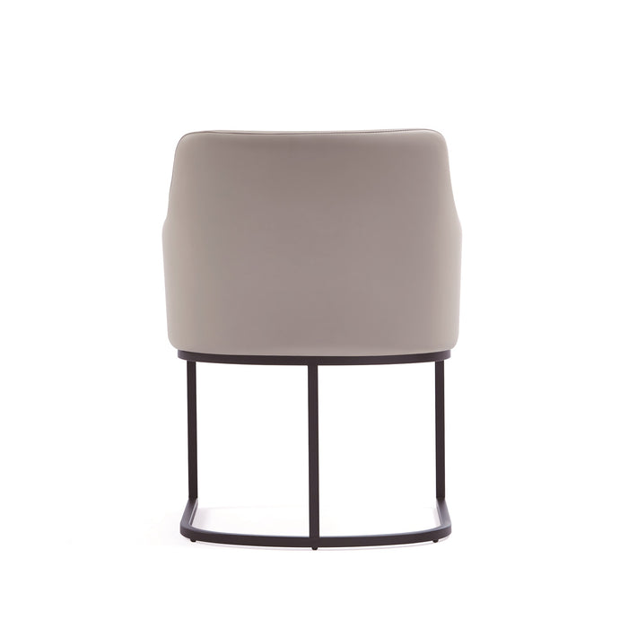 Chaise de salle à manger à accoudoirs moderne Serena de Manhattan Comfort revêtue de similicuir avec pattes en acier - gris clair
