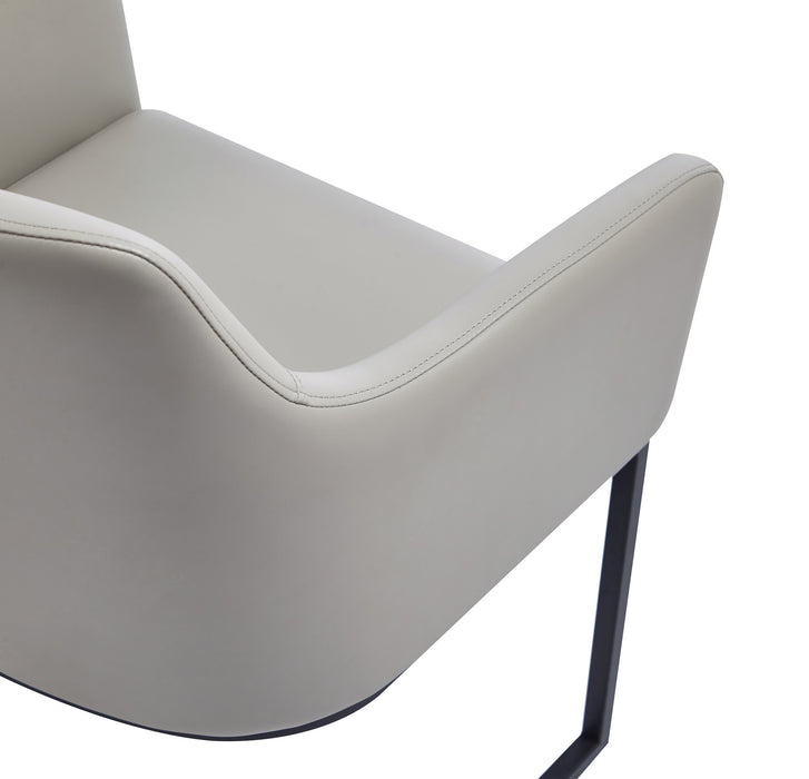 Chaise de salle à manger à accoudoirs moderne Serena de Manhattan Comfort revêtue de similicuir avec pattes en acier - gris clair