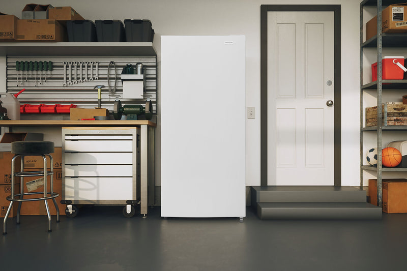 Frigidaire Congélateur vertical prêt pour le garage de 21 pi³ - FFUV2126AW