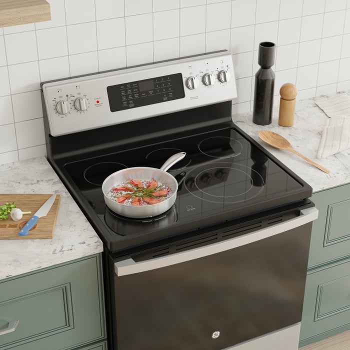 Cuisinière électrique GE de 5 pi³ avec convection européenne véritable et friture à air - acier inoxydable - JCB840STSS