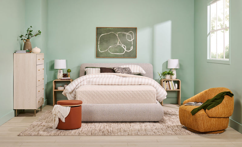 Lit plateforme rembourré Luka en tissu de polyester gris, moderne – format grand lit
