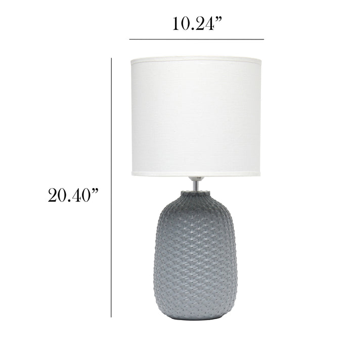 Lampe de table traditionnelle de Simple Designs de 20,4 po en céramique avec texture de mailles retournées et abat-jour cylindrique en tissu blanc - grise