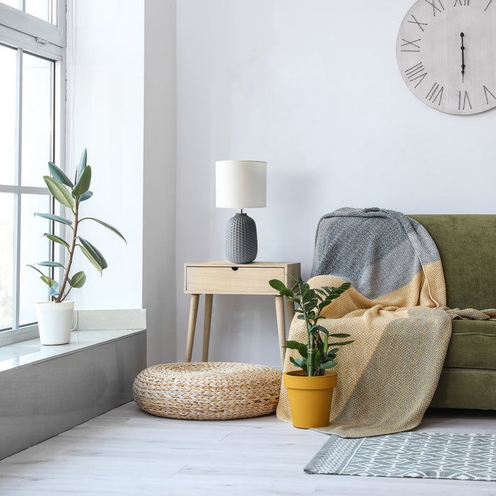 Lampe de table traditionnelle de Simple Designs de 20,4 po en céramique avec texture de mailles retournées et abat-jour cylindrique en tissu blanc - grise