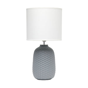Lampe de table traditionnelle de Simple Designs de 20,4 po en céramique avec texture de mailles retournées et abat-jour cylindrique en tissu blanc - grise