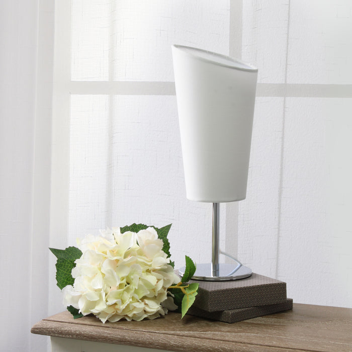 Mini lampe de table de Simple Designs chromée avec abat-jour incliné en tissu - blanche