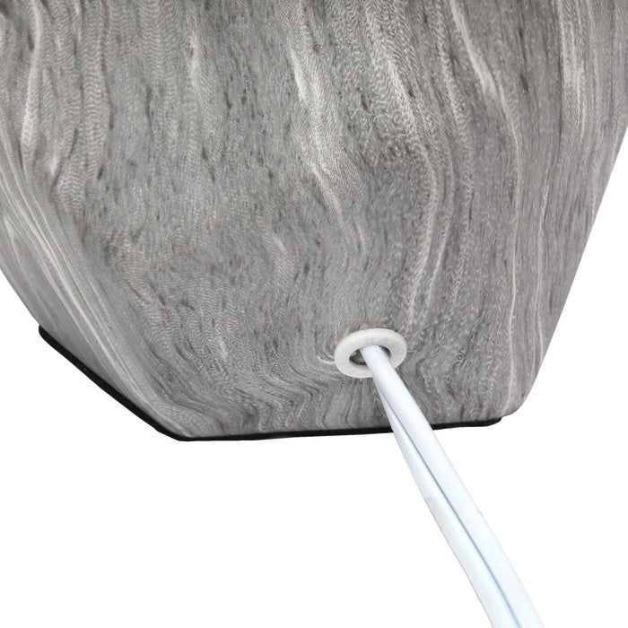 Mini lampe de table en forme de prisme arrondi de Simple Designs avec abat-jour en tissu blanc - marbre