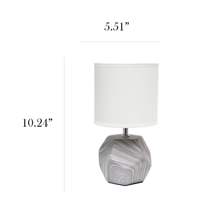 Mini lampe de table en forme de prisme arrondi de Simple Designs avec abat-jour en tissu blanc - marbre