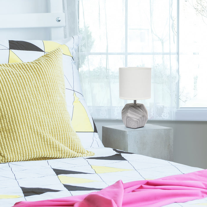 Mini lampe de table en forme de prisme arrondi de Simple Designs avec abat-jour en tissu blanc - marbre