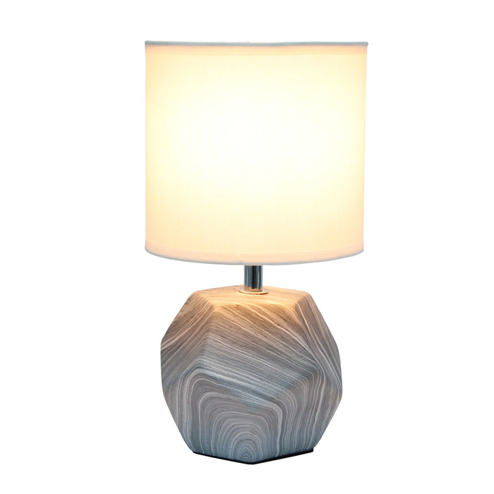 Mini lampe de table en forme de prisme arrondi de Simple Designs avec abat-jour en tissu blanc - marbre