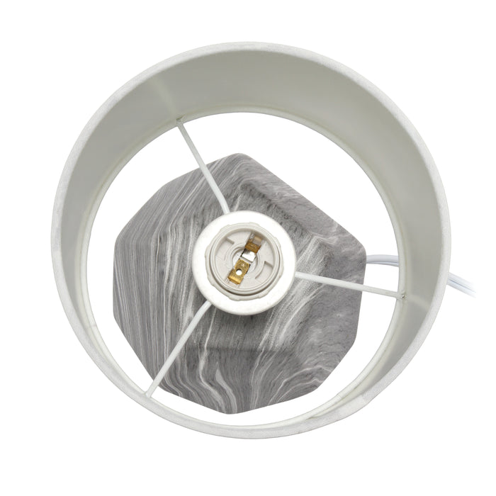Mini lampe de table en forme de prisme arrondi de Simple Designs avec abat-jour en tissu blanc - marbre