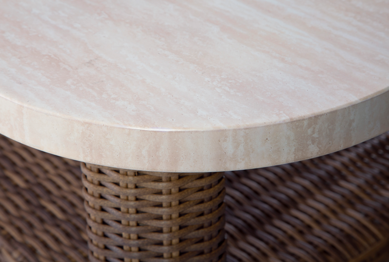 Table de bout Banff pour la terrasse à l’extérieur - osier en résine et aluminium, résistante aux intempéries - brune et beige