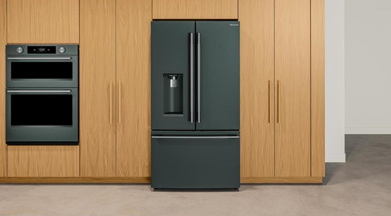 Réfrigérateur KitchenAid de 23,1 pi3 et de 35,6 po de profondeur comptoir à portes françaises avec remplissage automatique - minerai noir - KRFC536SJP