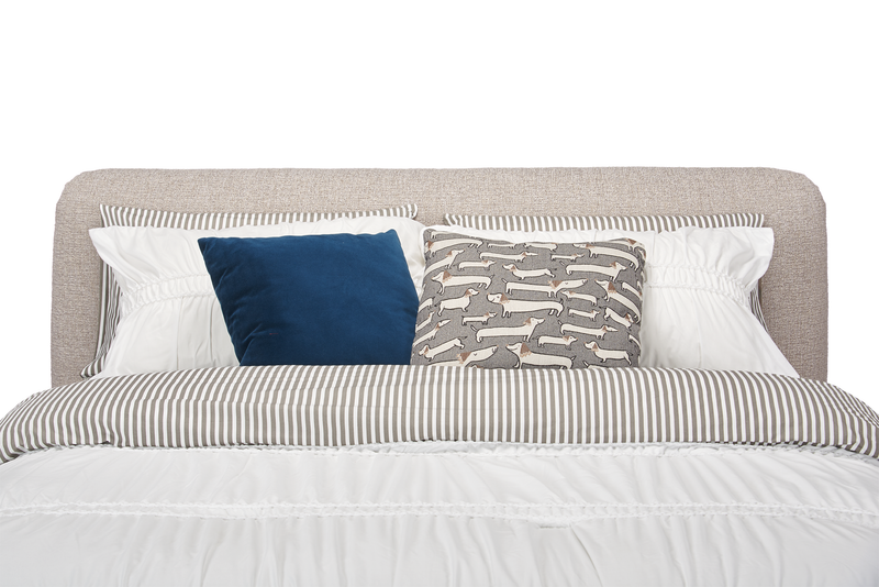 Lit plateforme rembourré Luka en tissu de polyester gris, moderne – format grand lit