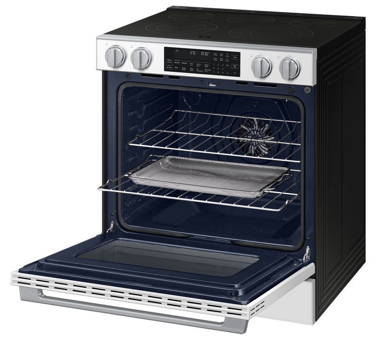 Cuisinière intelligente électrique encastrée Samsung de 6,3 pi3 avec friture à air Air Fry Max - blanche - NSE90H63SWAC
