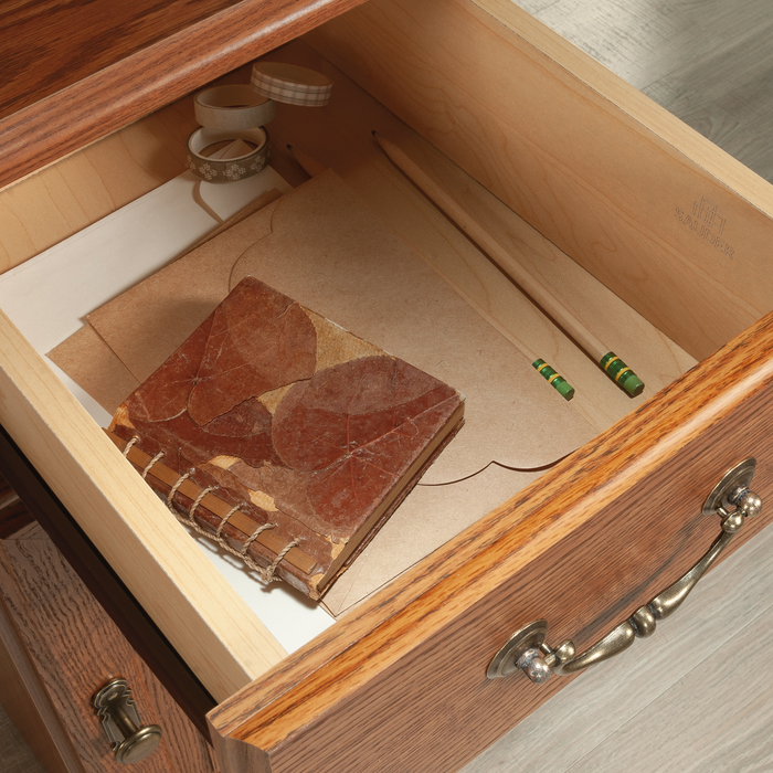 Bureau Orchard Hills de 42,6 po avec crédence et rangement - chêne Carolina