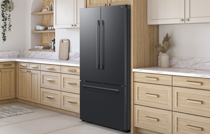 Réfrigérateur à 3 portes Bespoke de Samsung de 29 pi3 et de 35,88 po à portes françaises avec IA - noir mat - RF70H30KEEAA