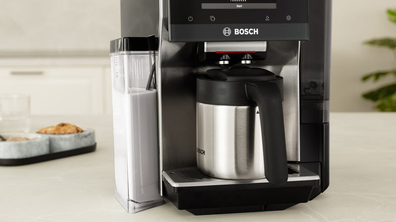 Machine à espresso VeroCafe Bosch de série 800 avec récipient à lait intégré - argentée - TQU60307