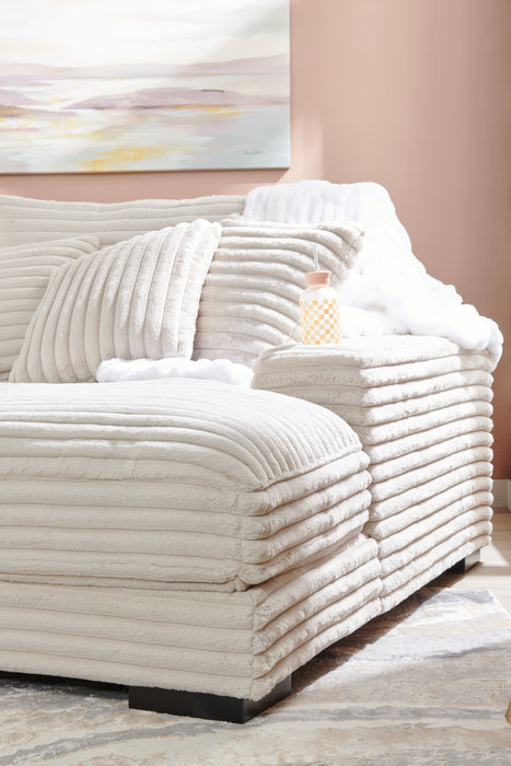 Fauteuil long Alto de 58 po en tissu de fausse fourrure très douce avec deux porte-gobelets et port USB - taupe