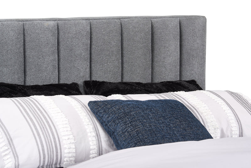 Lit de rangement Amos rembourré en tissu anthracite avec tête de lit à canaux et 3 tiroirs intégrés - format grand lit