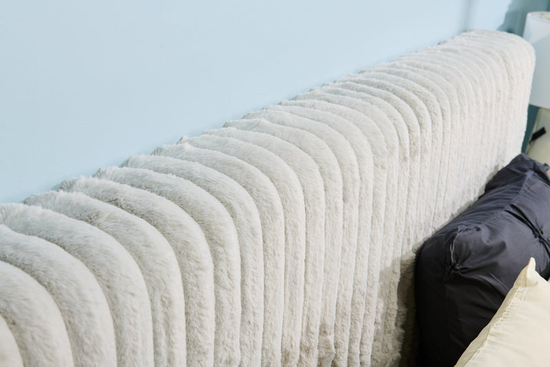 Lit plateforme rembourré Aria en tissu gris capitonné - format grand lit