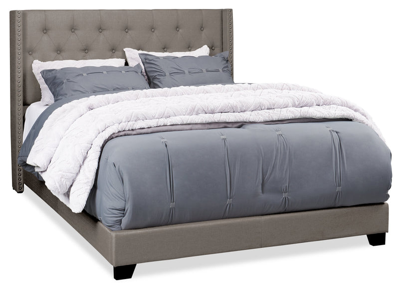 Lit rembourré à oreilles Brady en tissu gris clair avec clous décoratifs et capitonnage à boutons - format très grand lit
