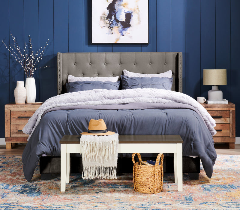 Lit rembourré à oreilles Brady en tissu gris clair avec clous décoratifs et capitonnage à boutons - format très grand lit