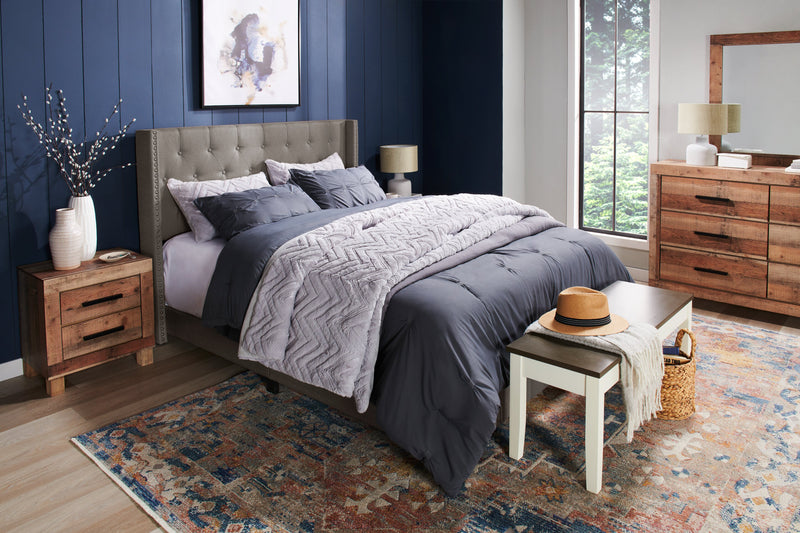 Lit rembourré à oreilles Brady en tissu gris clair avec clous décoratifs et capitonnage à boutons - format très grand lit