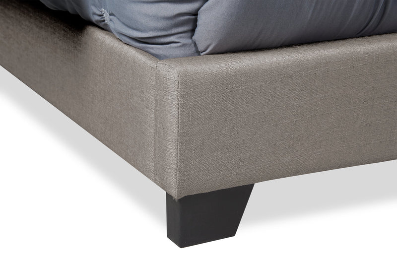 Lit rembourré à oreilles Brady en tissu gris clair avec clous décoratifs et capitonnage à boutons - format très grand lit