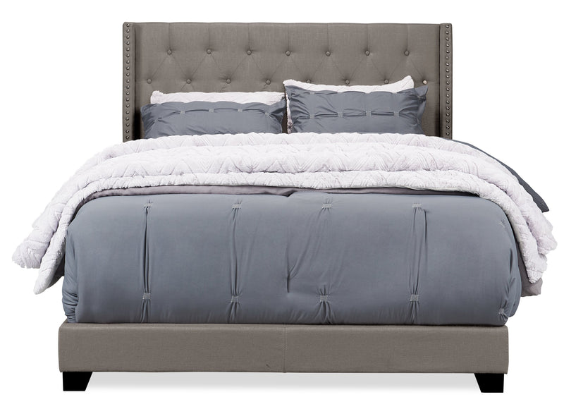 Lit rembourré à oreilles Brady en tissu gris clair avec clous décoratifs et capitonnage à boutons - format très grand lit