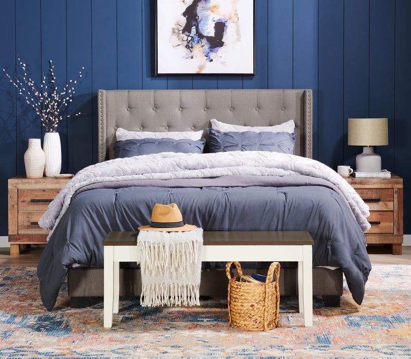 Lit rembourré à oreilles Brady en tissu gris clair avec clous décoratifs et capitonnage à boutons - format grand lit