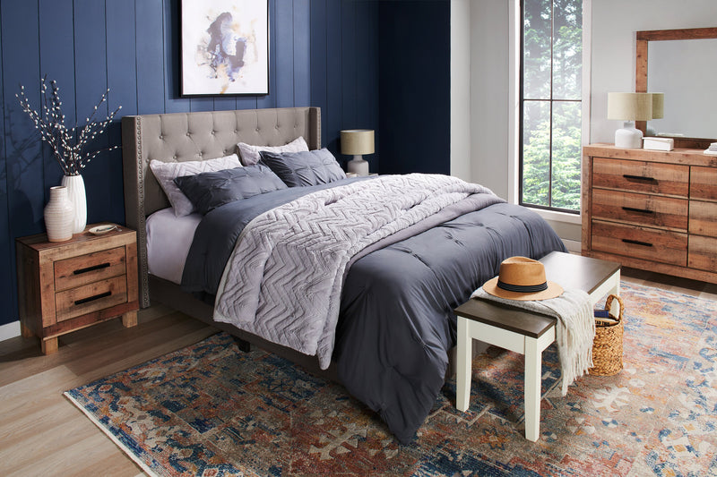 Lit rembourré à oreilles Brady en tissu gris clair avec clous décoratifs et capitonnage à boutons - format grand lit