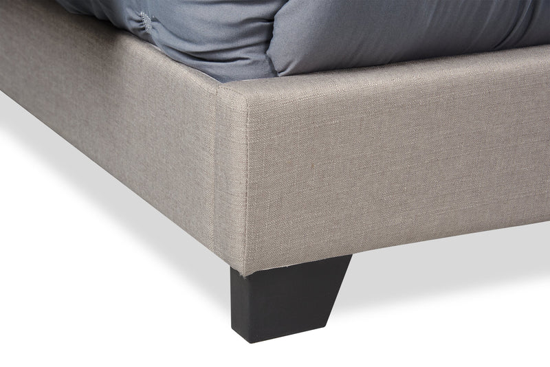 Lit rembourré à oreilles Brady en tissu gris clair avec clous décoratifs et capitonnage à boutons - format grand lit