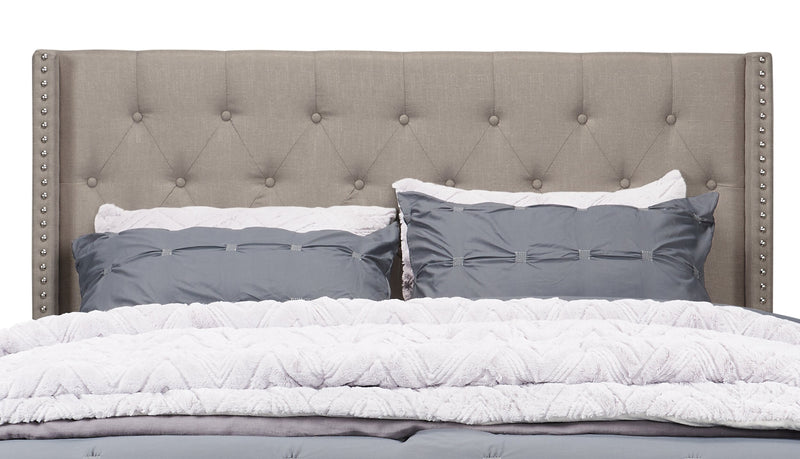 Lit rembourré à oreilles Brady en tissu gris clair avec clous décoratifs et capitonnage à boutons - format grand lit