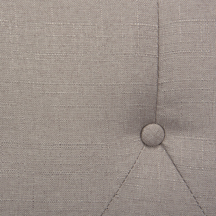 Lit rembourré à oreilles Brady en tissu gris clair avec clous décoratifs et capitonnage à boutons - format grand lit