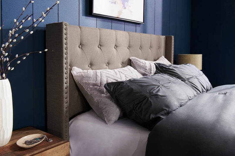 Lit rembourré à oreilles Brady en tissu gris clair avec clous décoratifs et capitonnage à boutons - format grand lit