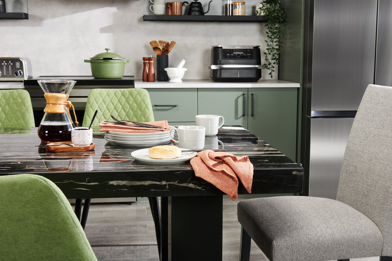 Table de salle à manger Burk de 72 po (L) avec dessus en résine époxy en imitation de marbre - noire