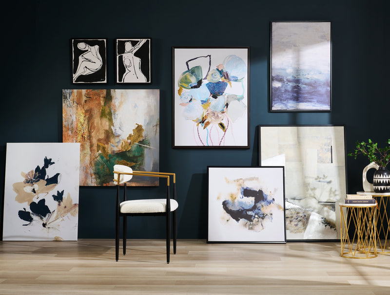 Chaise de salle à manger à accoudoirs Capri de Kort & Co. en métal avec tissu bouclé et touches dorées - blanche