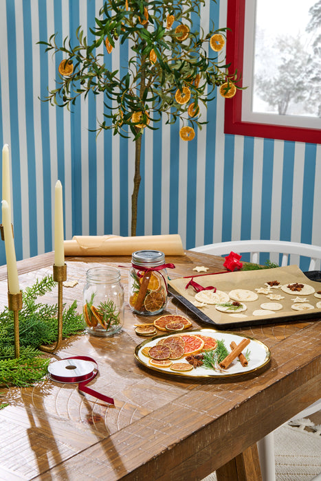 Table de salle à manger Cedar de 72,07 po (L) en pin avec base à tréteaux - brune