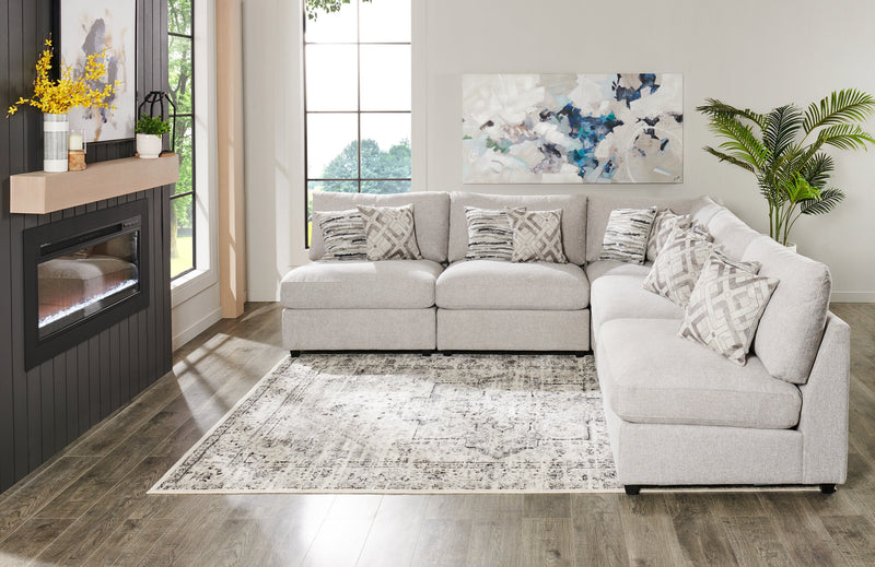 Sofa sectionnel sans accoudoirs modulaire Evolve de Scott Living 5 pièces en tissu d’apparence lin avec coussins en duvet et plumes - gris