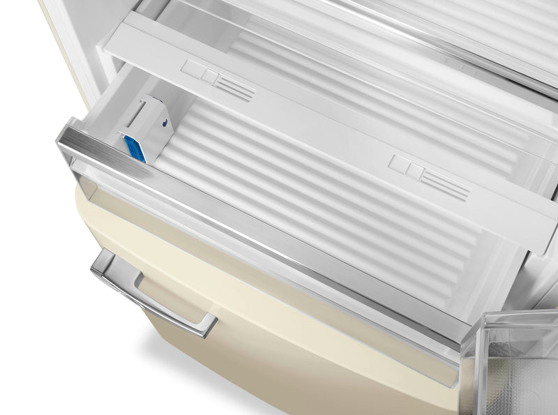 Réfrigérateur Smeg rétro de 18 pi3 à congélateur inférieur - FAB38URCR