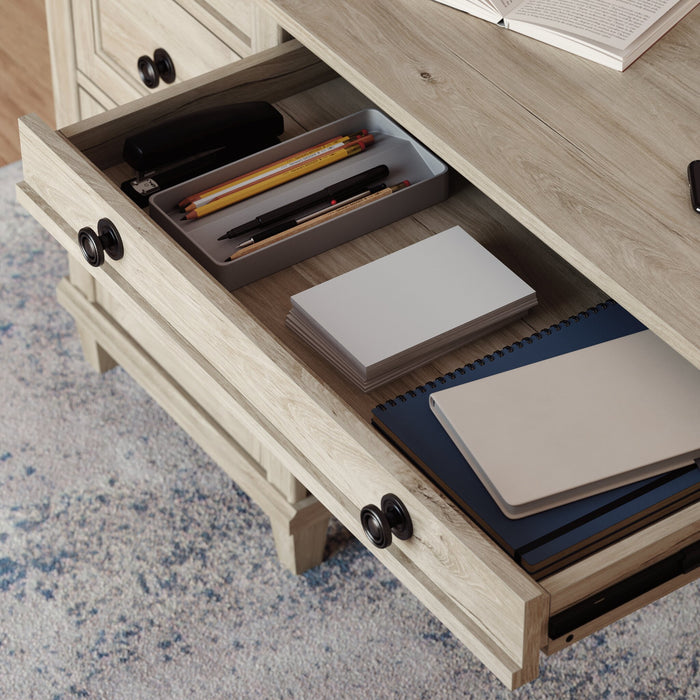 Bureau de direction Hammond de 67,56 po de qualité commerciale à 7 tiroirs - chêne crayeux