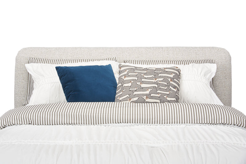 Lit plateforme rembourré Luka en tissu de polyester gris, moderne – format grand lit