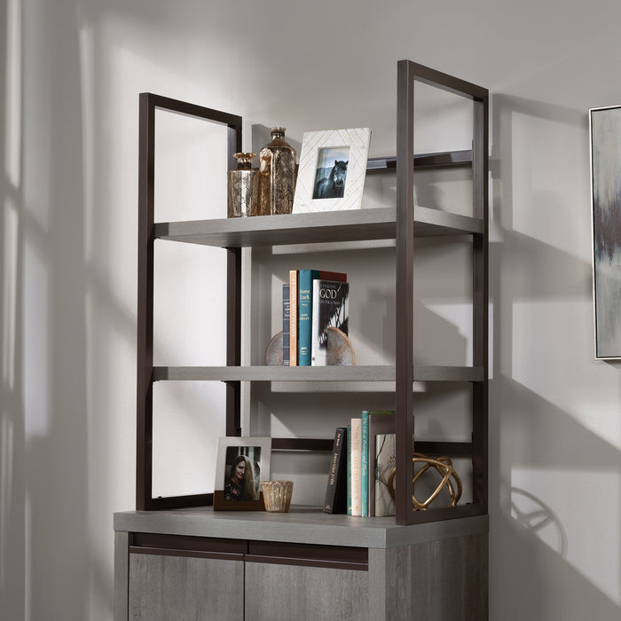 Crédence tout usage Manhattan Gate de 31,5 po de qualité commerciale à 2 tablettes - chêne mystique