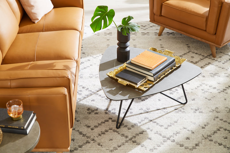 Table à café triangulaire moderne Hamilton de 37,99 po - dessus en imitation de marbre gris avec pattes en métal noir