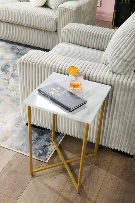 Table de fauteuil Mia de 15,75 po en imitation de marbre - blanche et dorée