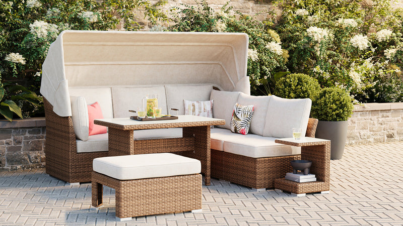 Ensemble de conversation à toit Montego 6 pièces pour la terrasse à l’extérieur avec sofa muni d’un toit, 2 fauteuils sans accoudoirs, pouf et table à café et table de bout avec dessus en verre - osier en résine tressé à la main, résistant aux rayons UV et aux intempéries - naturel et beige