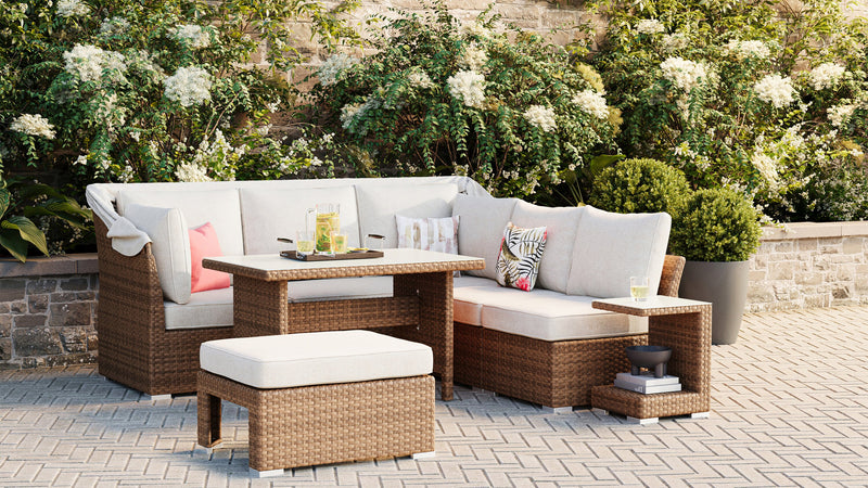 Ensemble de conversation à toit Montego 6 pièces pour la terrasse à l’extérieur avec sofa muni d’un toit, 2 fauteuils sans accoudoirs, pouf et table à café et table de bout avec dessus en verre - osier en résine tressé à la main, résistant aux rayons UV et aux intempéries - naturel et beige