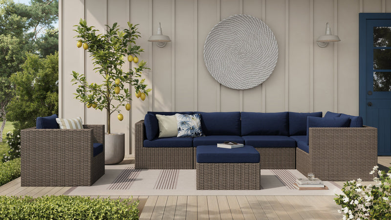 Ensemble Naples 7 pièces pour la terrasse à l’extérieur avec 3 fauteuils en coin, 2 fauteuils sans accoudoirs, fauteuil pour la terrasse et pouf - osier en résine tressé à la main, résistant aux rayons UV et aux intempéries - naturel et bleu