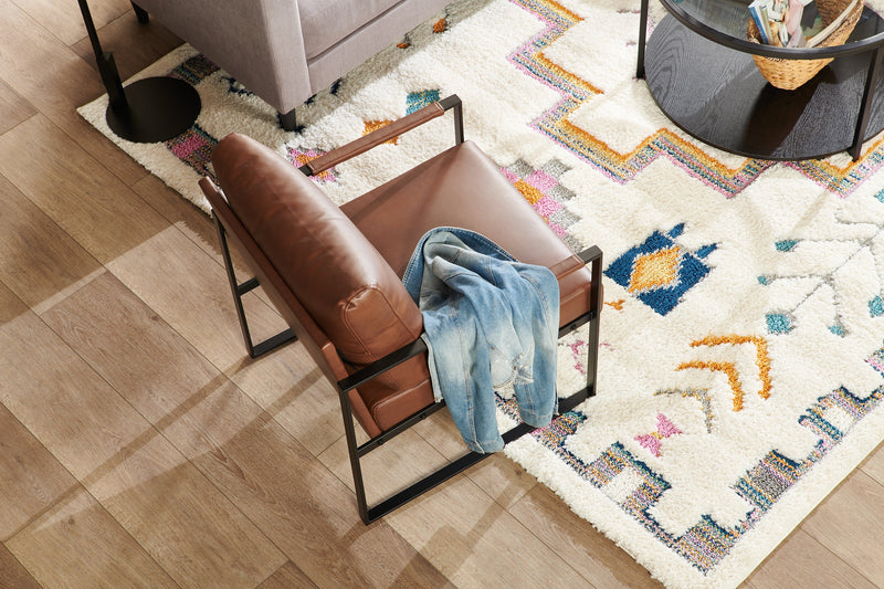 Fauteuil d’appoint Nico de 24,75 po en similicuir avec pattes en métal - brun 